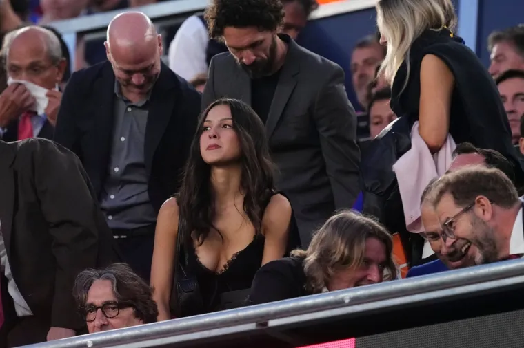 Zbog nje nitko nije gledao El Clasico! Atraktivna pjevačica u Barceloni plijenila pažnju