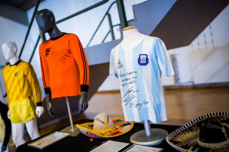 Bayernova legenda prodaje kolekciju, cijena Maradoninog dresa &scaron;okirala javnost!