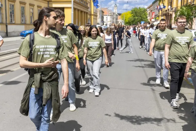 Maturanti preplavili centar Osijeka: Zgodne djevojke pokazale kako se ple&scaron;e quadrilla