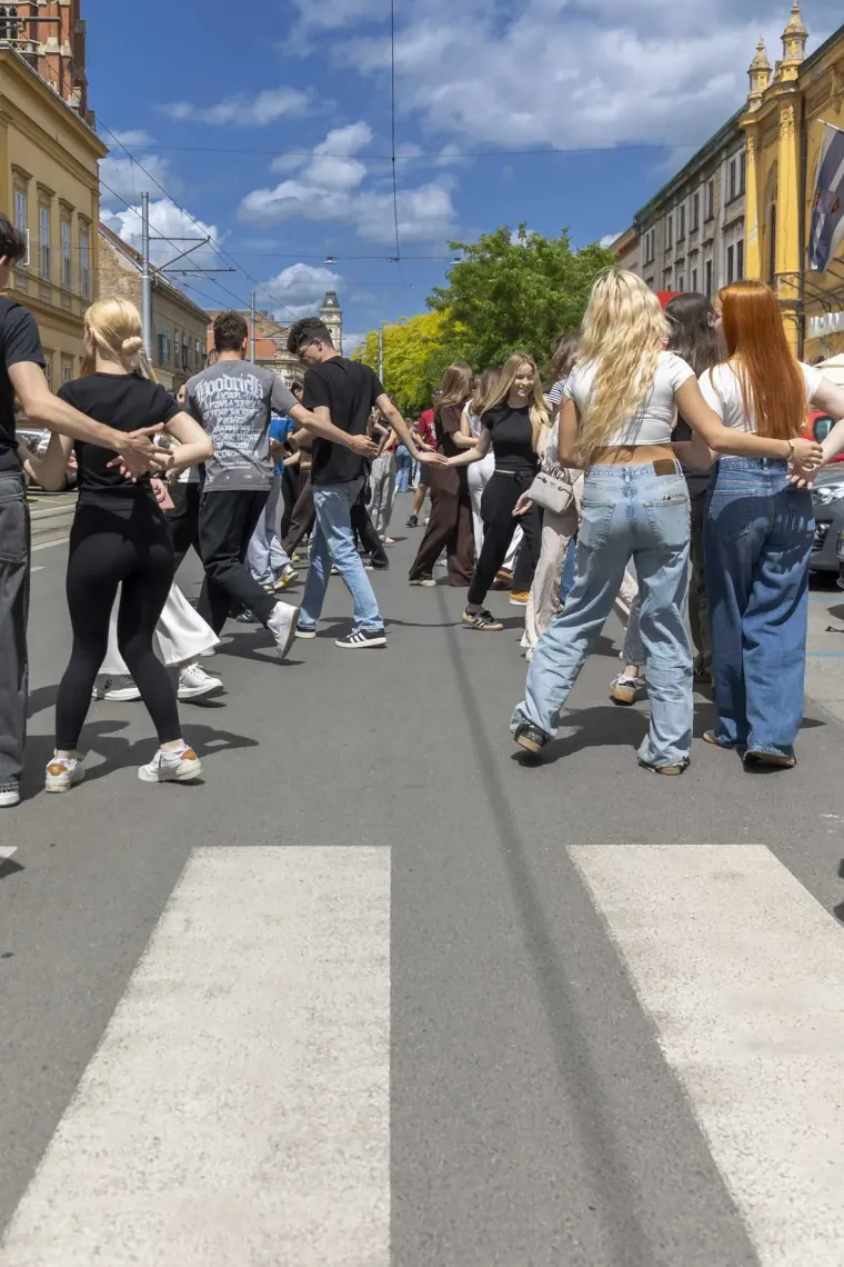 Maturanti preplavili centar Osijeka: Zgodne djevojke pokazale kako se ple&scaron;e quadrilla