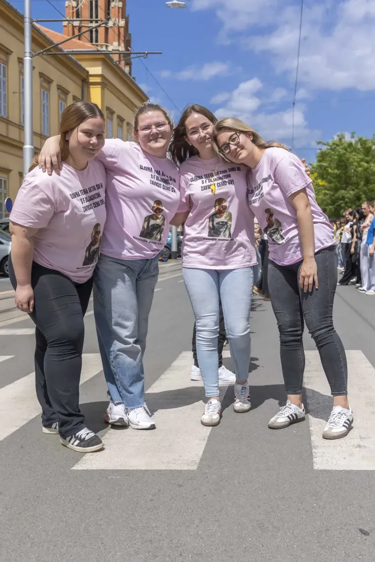 Maturanti preplavili centar Osijeka: Zgodne djevojke pokazale kako se ple&scaron;e quadrilla