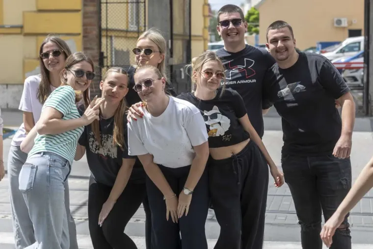 Maturanti preplavili centar Osijeka: Zgodne djevojke pokazale kako se ple&scaron;e quadrilla