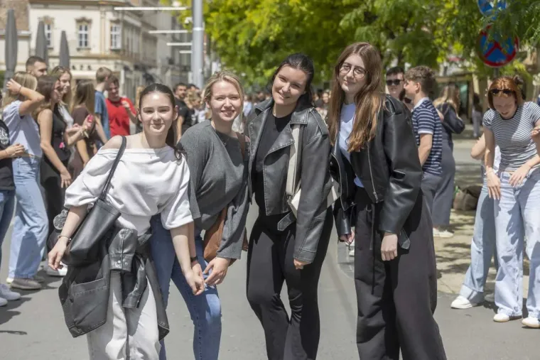 Maturanti preplavili centar Osijeka: Zgodne djevojke pokazale kako se ple&scaron;e quadrilla