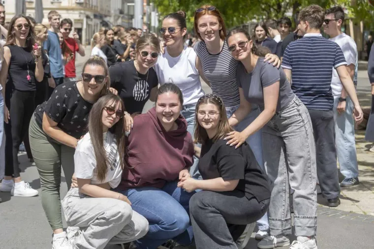 Maturanti preplavili centar Osijeka: Zgodne djevojke pokazale kako se ple&scaron;e quadrilla