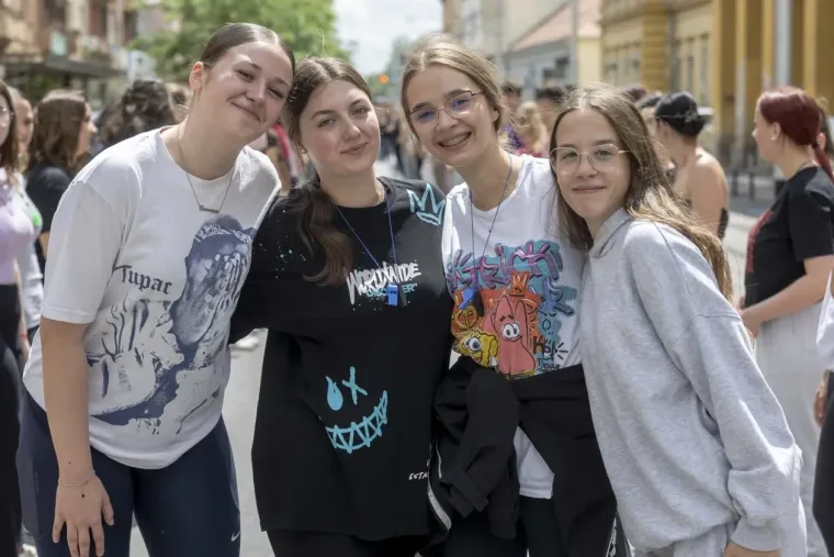 Maturanti preplavili centar Osijeka: Zgodne djevojke pokazale kako se ple&scaron;e quadrilla