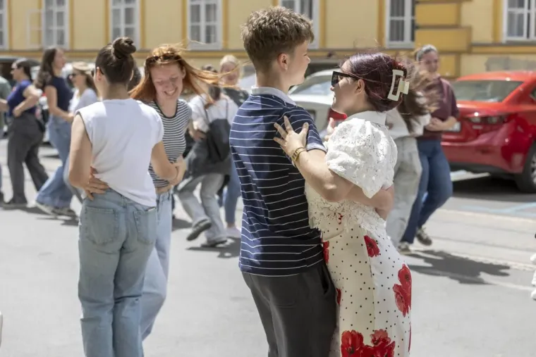 Maturanti preplavili centar Osijeka: Zgodne djevojke pokazale kako se ple&scaron;e quadrilla