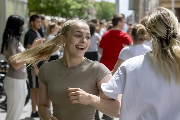 Maturanti preplavili centar Osijeka: Zgodne djevojke pokazale kako se ple&scaron;e quadrilla