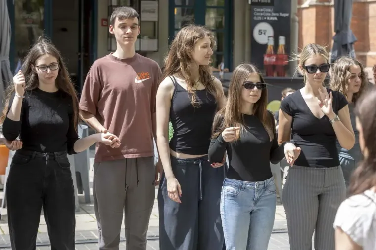 Maturanti preplavili centar Osijeka: Zgodne djevojke pokazale kako se ple&scaron;e quadrilla