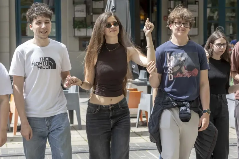 Maturanti preplavili centar Osijeka: Zgodne djevojke pokazale kako se ple&scaron;e quadrilla