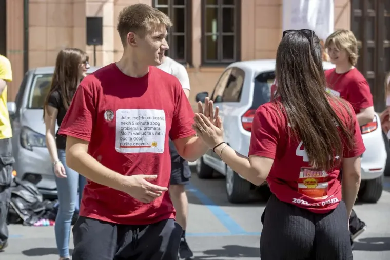 Maturanti preplavili centar Osijeka: Zgodne djevojke pokazale kako se ple&scaron;e quadrilla