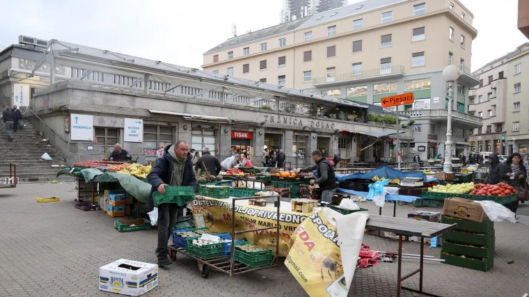 Pogledajte prizore nevremena u Zagrebu: Vjetar razbacao Splavnicu, led plutao po cesti