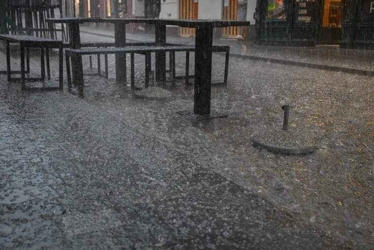Pogledajte prizore nevremena u Zagrebu: Vjetar razbacao Splavnicu, led plutao po cesti