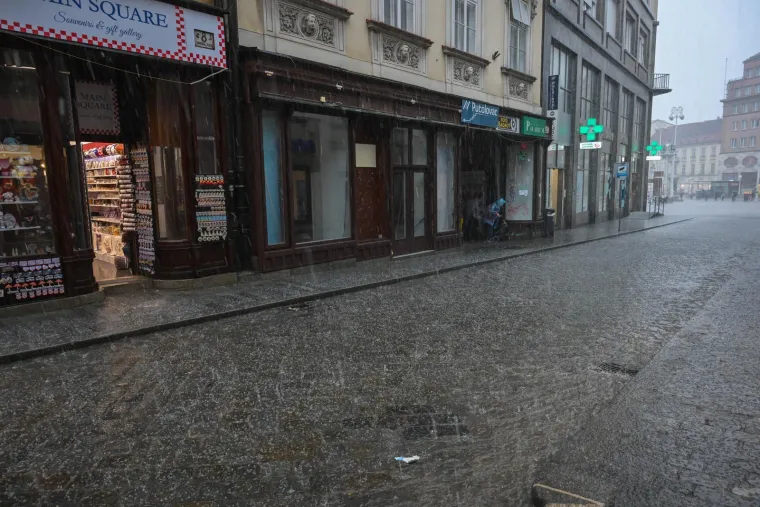 Pogledajte prizore nevremena u Zagrebu: Vjetar razbacao Splavnicu, led plutao po cesti