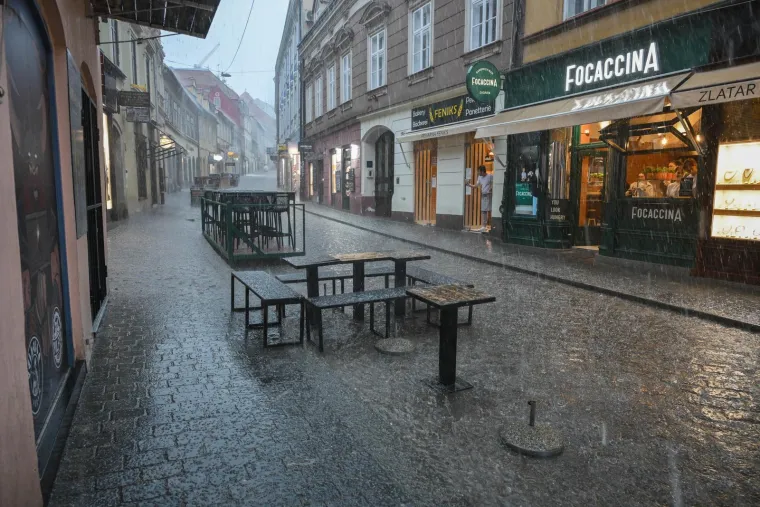 Pogledajte prizore nevremena u Zagrebu: Vjetar razbacao Splavnicu, led plutao po cesti