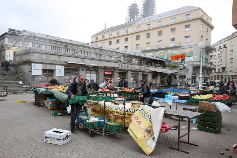 Pogledajte prizore nevremena u Zagrebu: Vjetar razbacao Splavnicu, led plutao po cesti