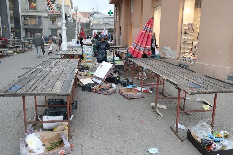 Pogledajte prizore nevremena u Zagrebu: Vjetar razbacao Splavnicu, led plutao po cesti