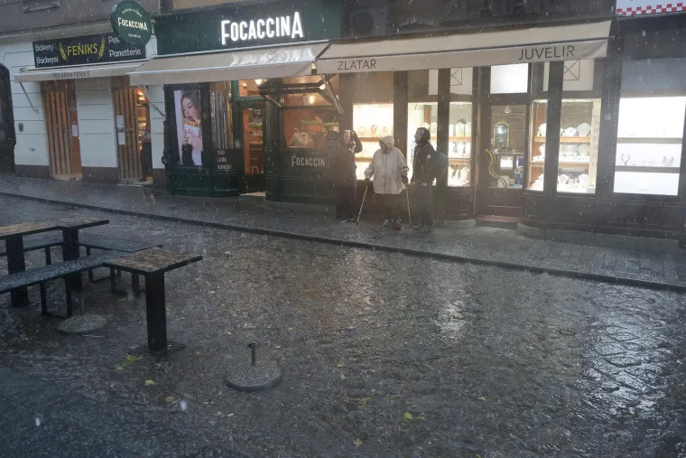 Pogledajte prizore nevremena u Zagrebu: Vjetar razbacao Splavnicu, led plutao po cesti