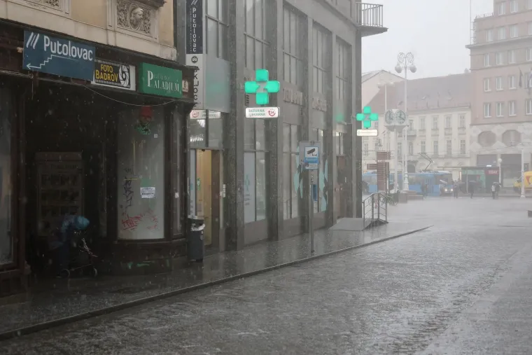 Pogledajte prizore nevremena u Zagrebu: Vjetar razbacao Splavnicu, led plutao po cesti
