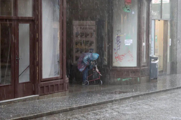 Pogledajte prizore nevremena u Zagrebu: Vjetar razbacao Splavnicu, led plutao po cesti