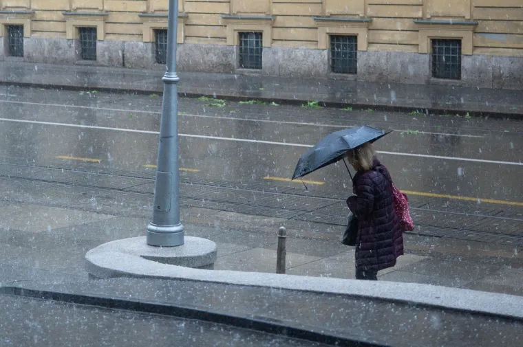 Pogledajte prizore nevremena u Zagrebu: Vjetar razbacao Splavnicu, led plutao po cesti