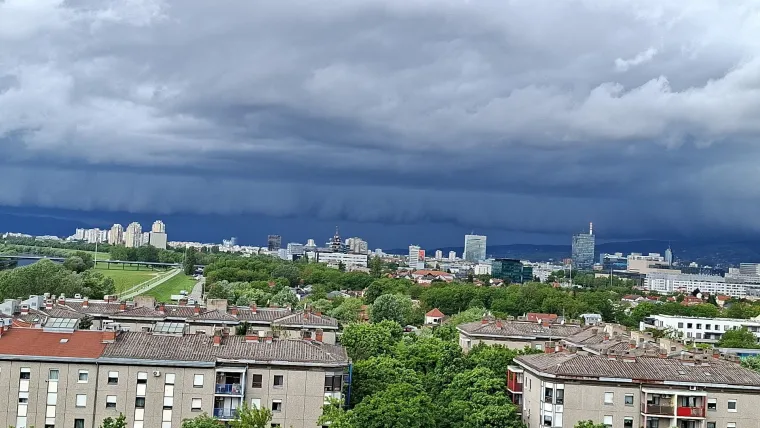 Pogledajte prizore nevremena u Zagrebu: Vjetar razbacao Splavnicu, led plutao po cesti