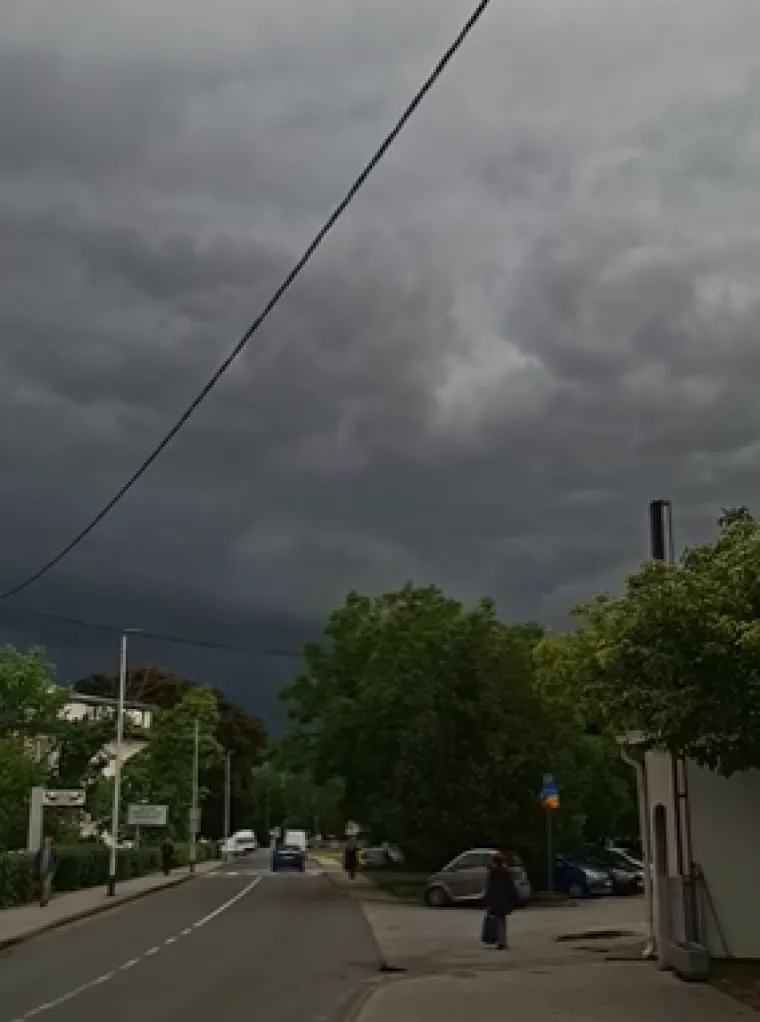 Pogledajte prizore nevremena u Zagrebu: Vjetar razbacao Splavnicu, led plutao po cesti