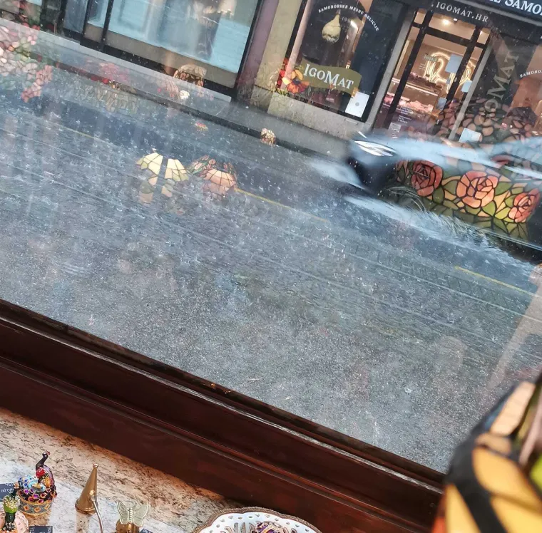 Pogledajte prizore nevremena u Zagrebu: Vjetar razbacao Splavnicu, led plutao po cesti
