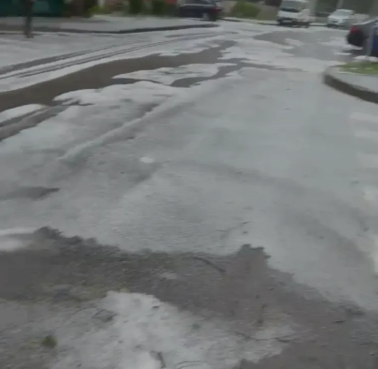 Pogledajte prizore nevremena u Zagrebu: Vjetar razbacao Splavnicu, led plutao po cesti
