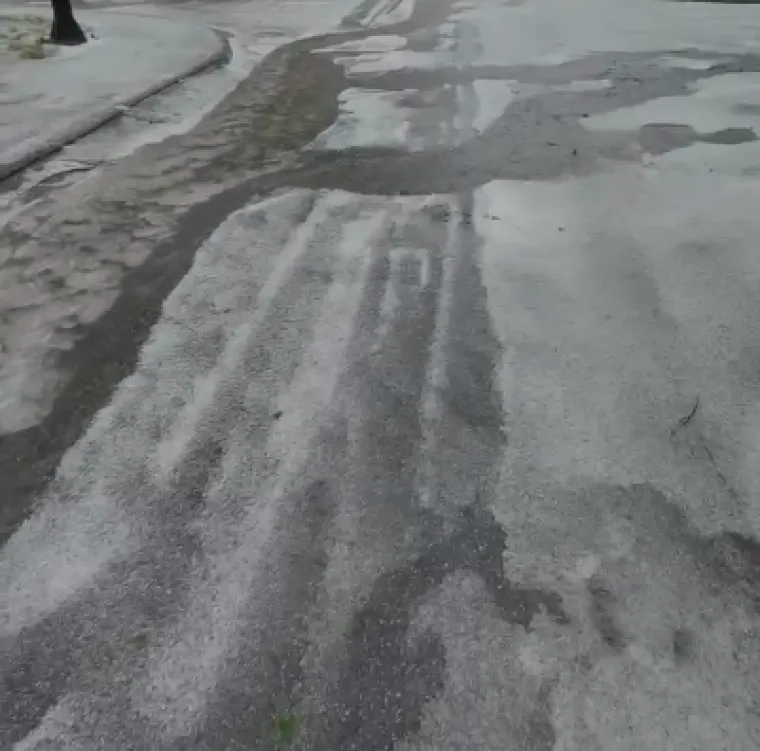 Pogledajte prizore nevremena u Zagrebu: Vjetar razbacao Splavnicu, led plutao po cesti