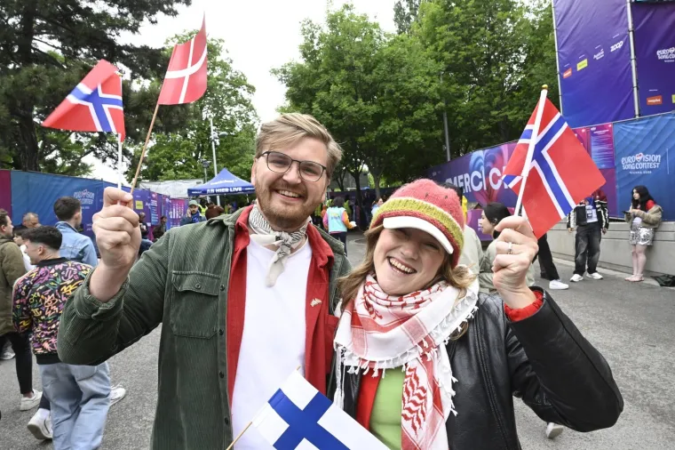&Scaron;koljice i glamur, vjerni obožavatelji te ljuti prosvjednici: Ovo su tri lica Eurosonga