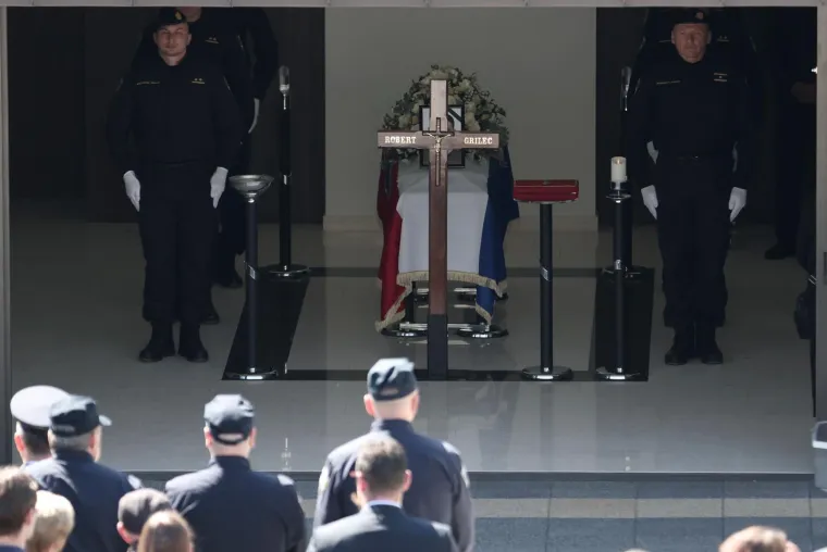 Posljednji ispraćaj Roberta Grileca: Brojne kolege odale počast ubijenom &scaron;efu krim policije