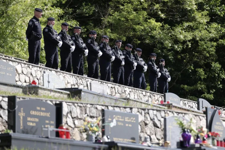 Posljednji ispraćaj Roberta Grileca: Brojne kolege odale počast ubijenom &scaron;efu krim policije