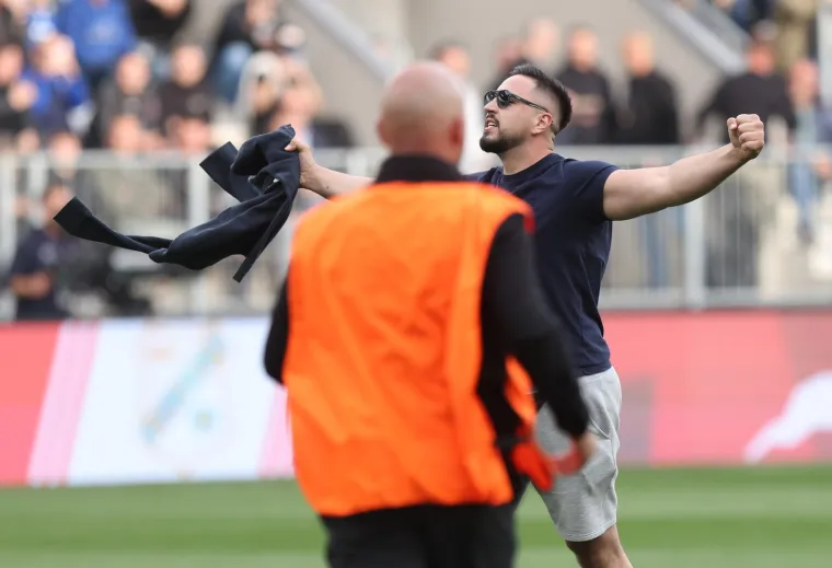 Ovo je lice Boysa koji je utrčao na teren! Pogledajte &scaron;to je radio nakon &scaron;to su ga za&scaron;titari 'uhvatili'