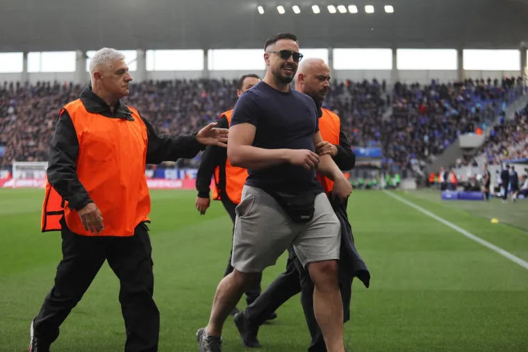 Ovo je lice Boysa koji je utrčao na teren! Pogledajte &scaron;to je radio nakon &scaron;to su ga za&scaron;titari 'uhvatili'