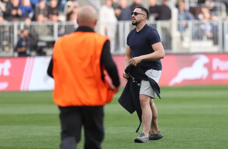 Ovo je lice Boysa koji je utrčao na teren! Pogledajte &scaron;to je radio nakon &scaron;to su ga za&scaron;titari 'uhvatili'
