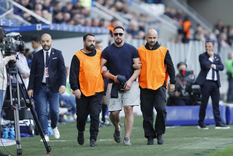 Ovo je lice Boysa koji je utrčao na teren! Pogledajte &scaron;to je radio nakon &scaron;to su ga za&scaron;titari 'uhvatili'