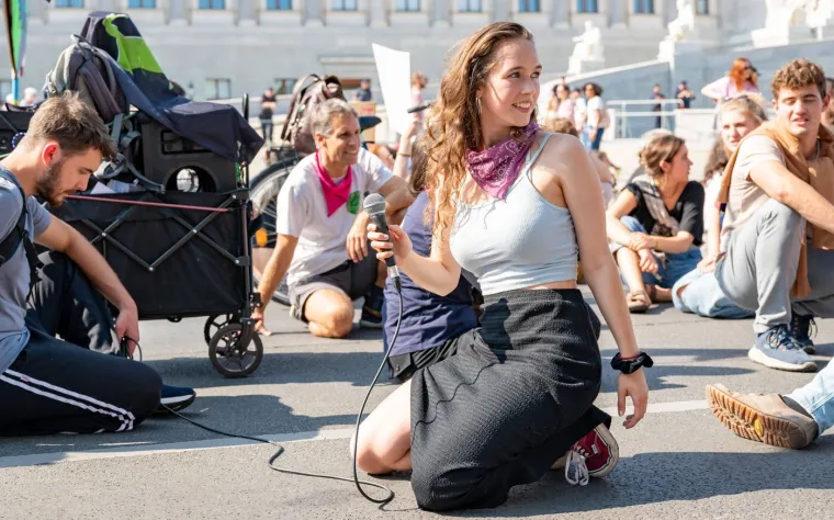 Tko je mlada zastupnica o kojoj priča Europa? Ljubi starijeg moćnika i probija se u vrh politike