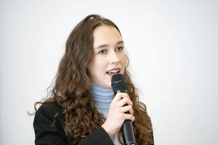 Tko je mlada zastupnica o kojoj priča Europa? Ljubi starijeg moćnika i probija se u vrh politike