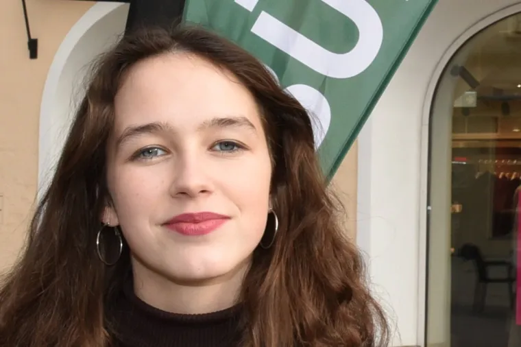 Tko je mlada zastupnica o kojoj priča Europa? Ljubi starijeg moćnika i probija se u vrh politike