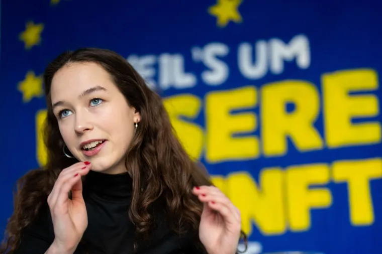 Tko je mlada zastupnica o kojoj priča Europa? Ljubi starijeg moćnika i probija se u vrh politike