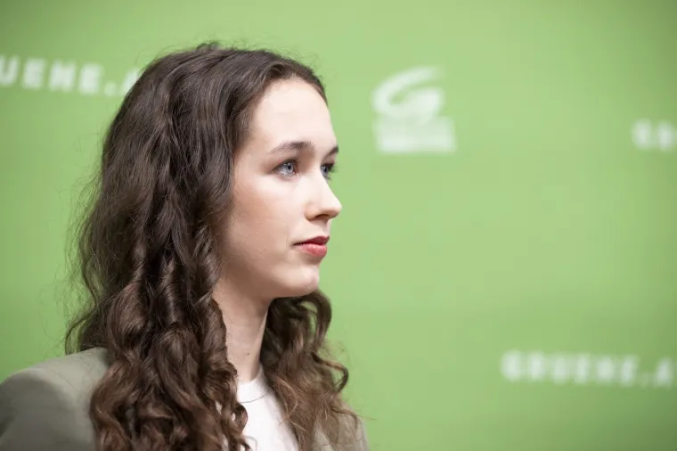 Tko je mlada zastupnica o kojoj priča Europa? Ljubi starijeg moćnika i probija se u vrh politike