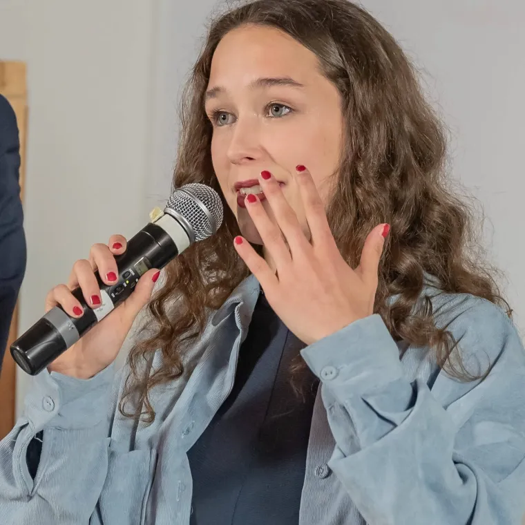 Tko je mlada zastupnica o kojoj priča Europa? Ljubi starijeg moćnika i probija se u vrh politike
