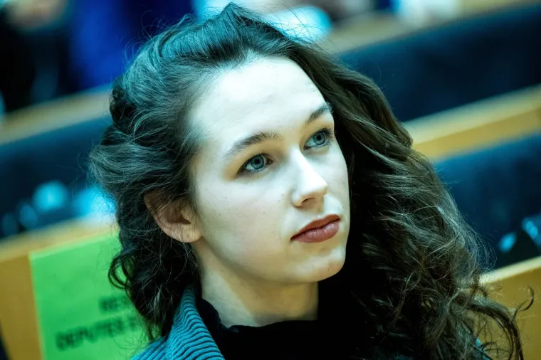 Tko je mlada zastupnica o kojoj priča Europa? Ljubi starijeg moćnika i probija se u vrh politike