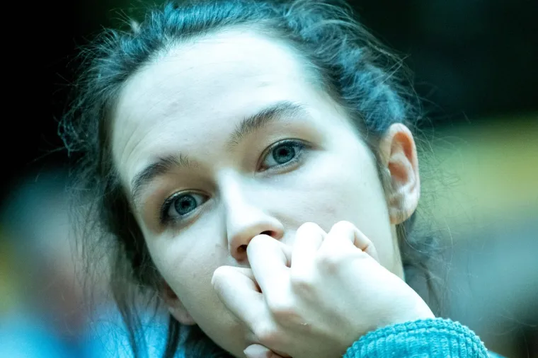Tko je mlada zastupnica o kojoj priča Europa? Ljubi starijeg moćnika i probija se u vrh politike