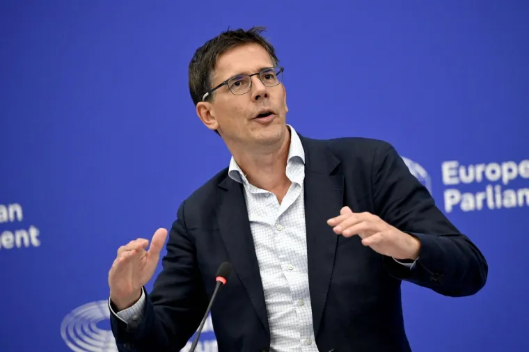 Tko je mlada zastupnica o kojoj priča Europa? Ljubi starijeg moćnika i probija se u vrh politike