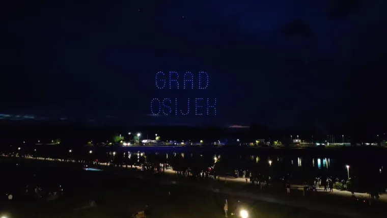 Spektakularni prizori na nebu iznad Osijeka! Pogledajte &scaron;to su dronovi sve napravili