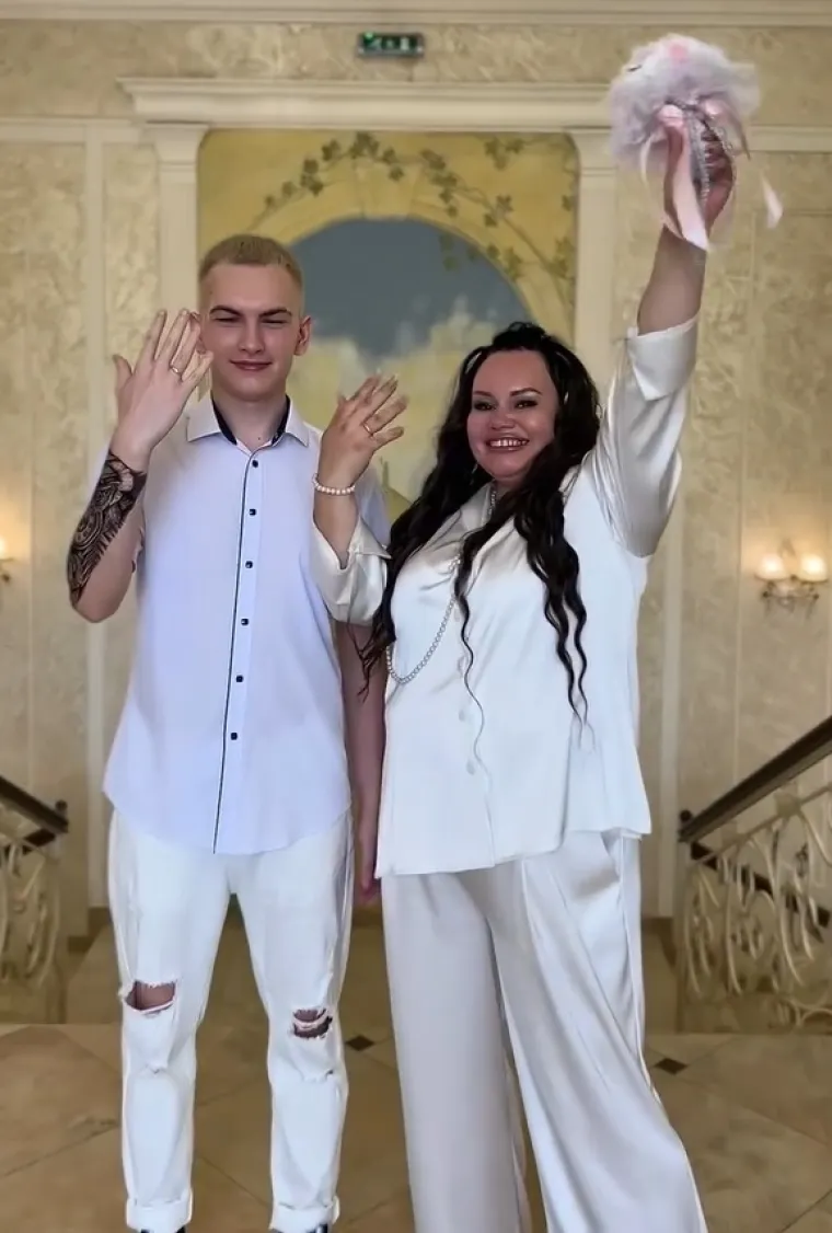 Dijeli ih 18 godina, a prsten joj je na ruku stavio s 21: Njihova je veza pokrenula raspravu