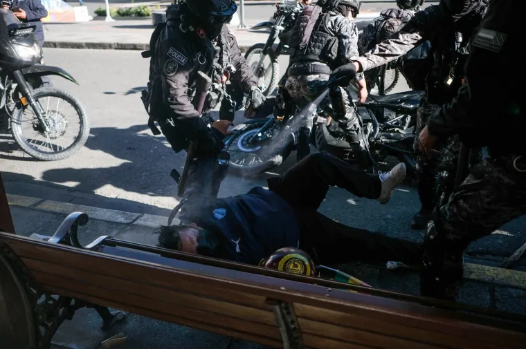 Pobuna i opći kaos na ulicama: Eskalirali nasilni prosvjedi, policija odgovorila bijesnim rudarima