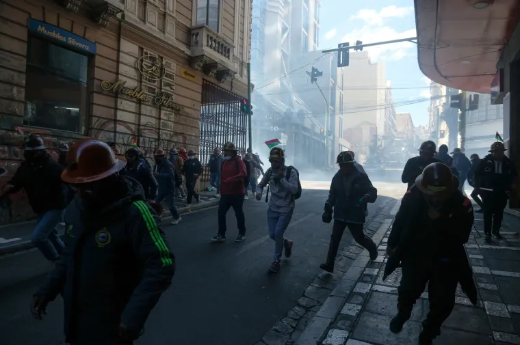 Pobuna i opći kaos na ulicama: Eskalirali nasilni prosvjedi, policija odgovorila bijesnim rudarima