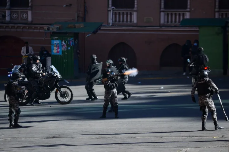 Pobuna i opći kaos na ulicama: Eskalirali nasilni prosvjedi, policija odgovorila bijesnim rudarima